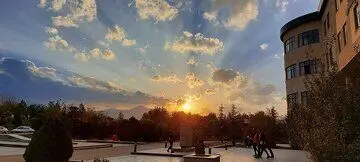 مجری محبوب تلویزیون به دانشگاه بازگشت/ عکس
