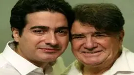 دیدار غم‌انگیز همایون شجریان بر مزار پدرش/ ویدئو
