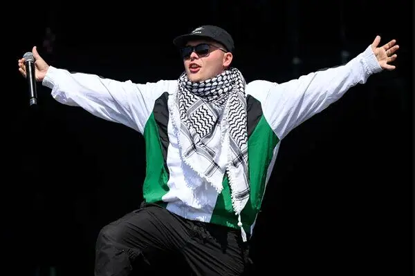 گروه موسیقی ایرلندی از اتهام تروریسم مبرا شد و شعار آزادی فلسطین سرداد
