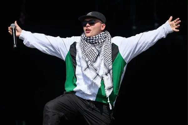 گروه موسیقی ایرلندی از اتهام تروریسم مبرا شد و شعار آزادی فلسطین سرداد
