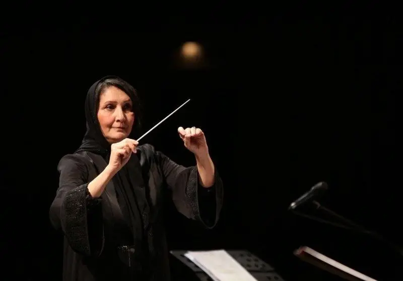 تنها زن رهبر ارکستر ایران در حضور تماشاگران روی صحنه رفت/ عکس