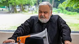 اکبر عبدی و همسرش در یک جشن با کیک خاص