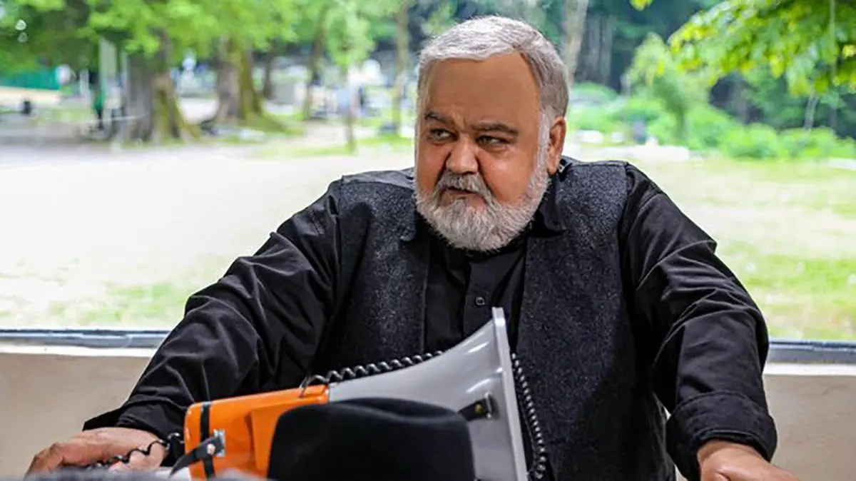 اکبر عبدی و همسرش در یک جشن با کیک خاص