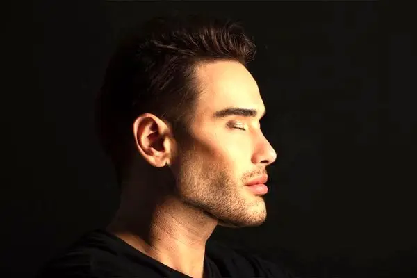 مردی که آینده را می‌بیند؛ پیشگویی با جراحی پلاستیک! | آتوس سالومه کیست؟ 