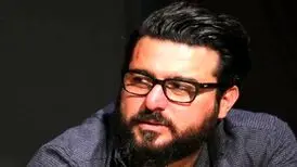 تصویری بامزه از محسن کیایی در آغوش مادرش/ عکس
