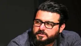 تصویری بامزه از محسن کیایی در آغوش مادرش/ عکس
