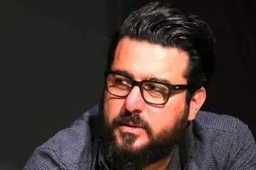 تصویری بامزه از محسن کیایی در آغوش مادرش/ عکس
