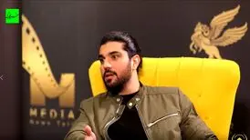 تصویری از سینا مهراد بر سر مزار امین تارخ
