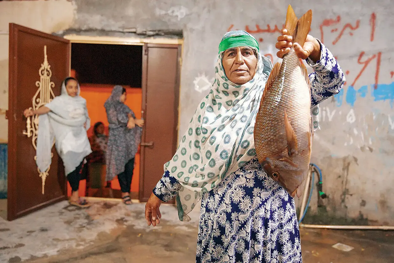  زنان ماهیگیر جزیره هنگام در قاب دوربین 