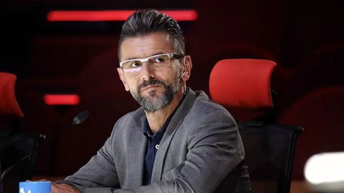 ببینید | آمادگی جسمانی شگفت‌انگیز امین حیایی؛ بالا رفتن از طناب با کت‌وشلوار!