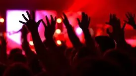 خواننده معروف از زندان آزاد شد / اتهام کنسرت رستورانی با رقص زنان
