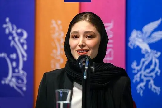 فرشته حسینی با اُورکُت و کلاه‌خود سربازی/ عکس