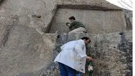 دوده‌های ناشی از انفجار ترقه از گنج‌نامه همدان پاک شد/خوشبختانه آسیبی به بنا وارد نشده است
