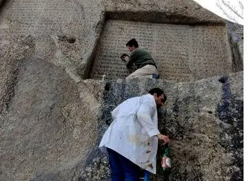 دوده‌های ناشی از انفجار ترقه از گنج‌نامه همدان پاک شد/خوشبختانه آسیبی به بنا وارد نشده است
