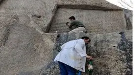 دوده‌های ناشی از انفجار ترقه از گنج‌نامه همدان پاک شد/خوشبختانه آسیبی به بنا وارد نشده است
