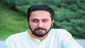روزبه بمانی در محاصره هواداران کتاب‌بازش