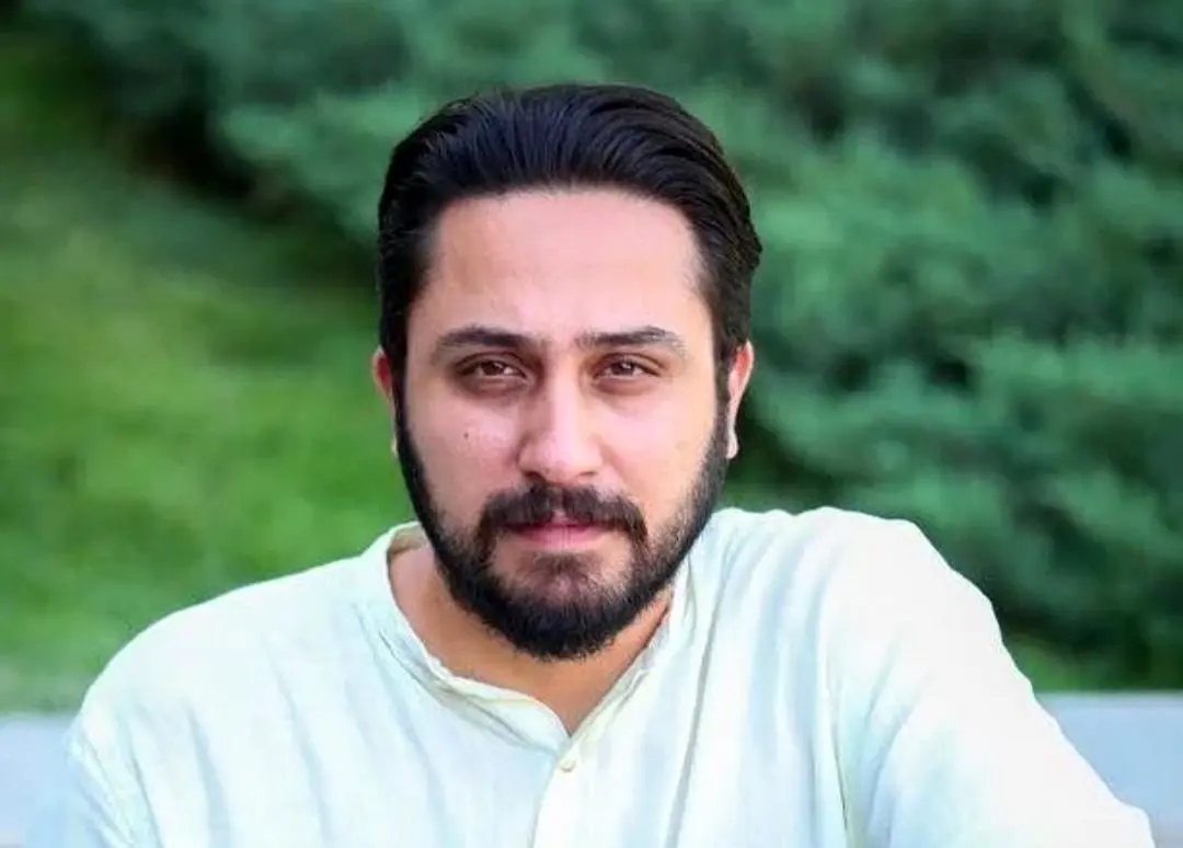 روزبه بمانی در محاصره هواداران کتاب‌بازش