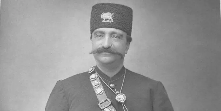 عکس | ناصرالدین‌شاه در کنار اولین مجسمه تهران