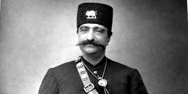 عکس | ناصرالدین‌شاه در کنار اولین مجسمه تهران
