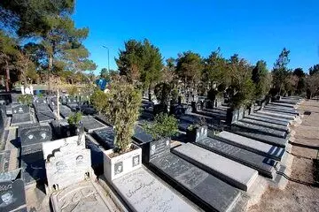 طنز روزنامه اطلاعات درباره سنگ قبرِ سخنگو/ چه می شد وقتی بر سر قبری فاتحه می خوانی، سنگ قبر به ما بگوید «انشالله جبران کنیم»!