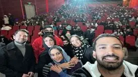 سلفی گرفتن بهرام رادان، پژمان جمشیدی، ترلان پروانه و ... در اکران مردمی «گربه سیاه»/ عکس