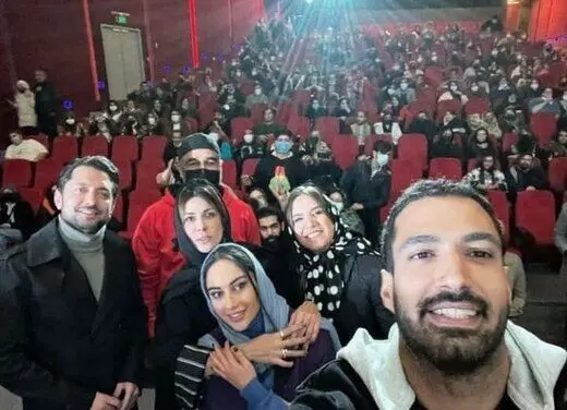 سلفی گرفتن بهرام رادان، پژمان جمشیدی، ترلان پروانه و ... در اکران مردمی «گربه سیاه»/ عکس