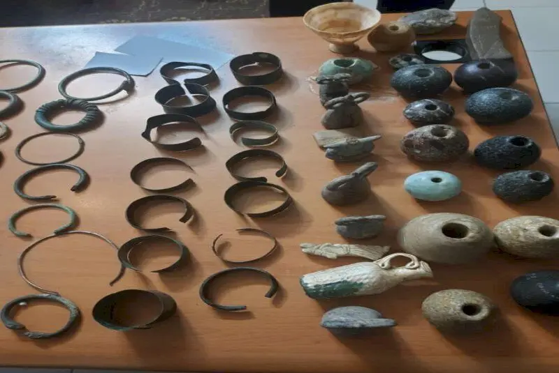 کشف و ضبط ۲۰ قطعه شی باستانی در لرستان
