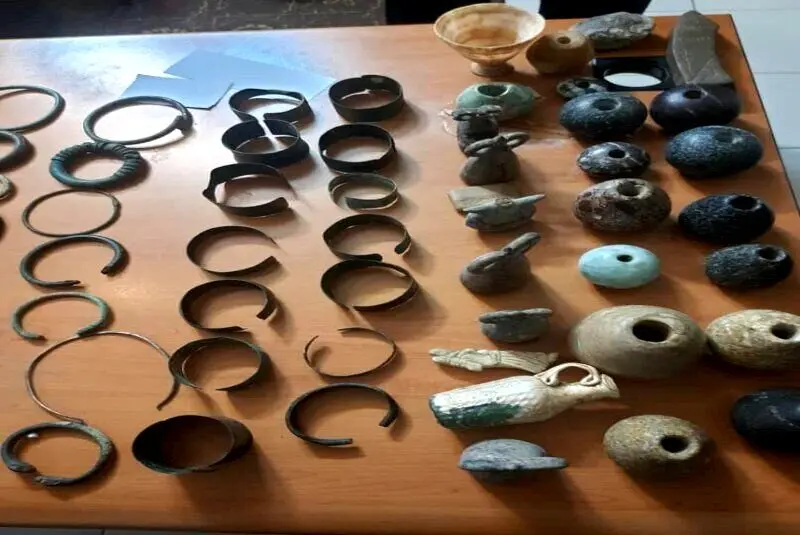 کشف و ضبط ۲۰ قطعه شی باستانی در لرستان
