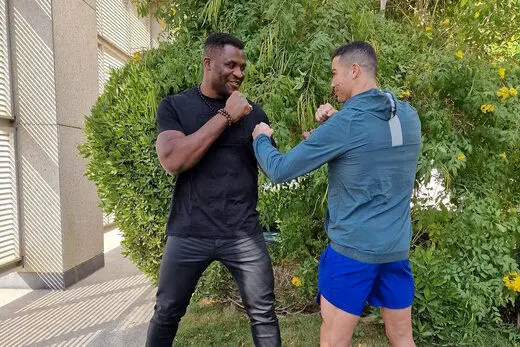 عکس| سرشاخ شدن رونالدو با خشن‌ترین بوکسور جهان
