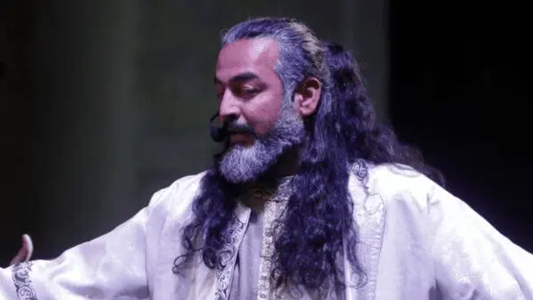 پرواز همای، هنرمندان را دعوت به سکوت کرد
