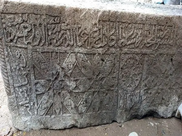 کشف سنگ باستانی حجاری شده در شهرستان سراب

