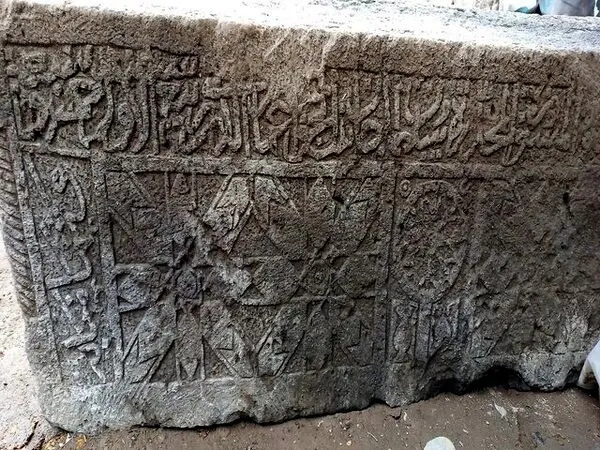 کشف سنگ باستانی حجاری شده در شهرستان سراب
