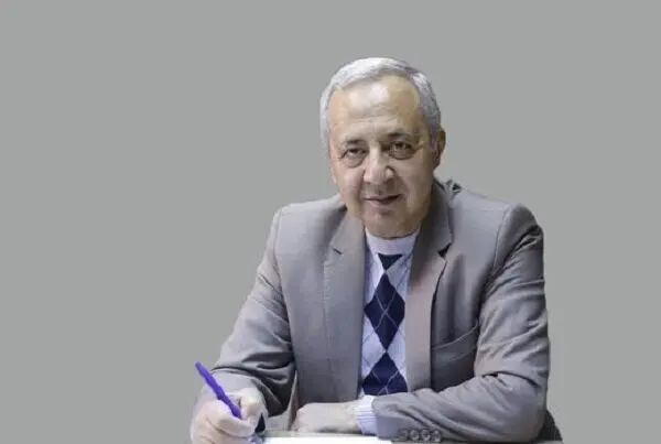 امروز یا نوه‌داری می‌کنم یا در میان هزاران کتاب نخوانده‌ام می‌گردم
