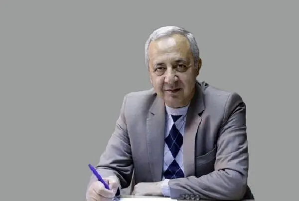 امروز یا نوه‌داری می‌کنم یا در میان هزاران کتاب نخوانده‌ام می‌گردم
