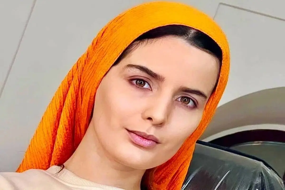 تصاویری از غزاله اکرمی با دو استایل متفاوت در ترکیه