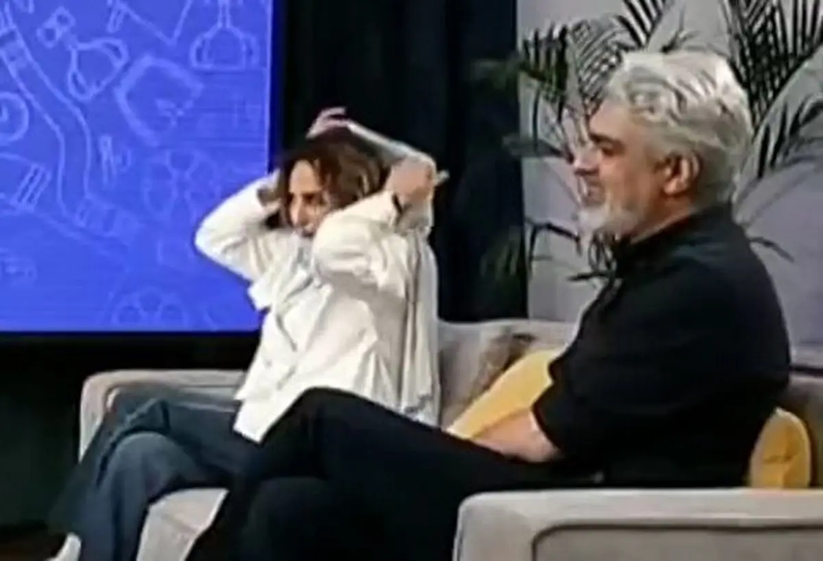 تذکر حجاب مهدی پاکدل به رعنا آزادی‌ور در حضور فردوسی‌پور