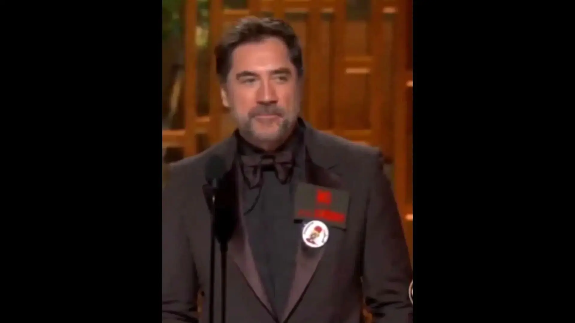 سنجاق سینه خاویر باردم در اسکار: نه به جنگ، زنده‌باد فلسطین
