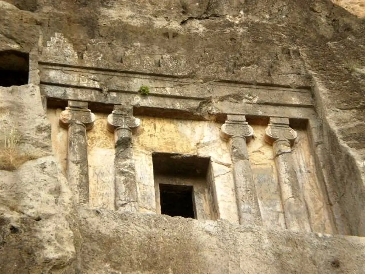 تصاویری از دخمه‌ سنگی "داو دختر" در فهلیان فارس/ ویدئو
