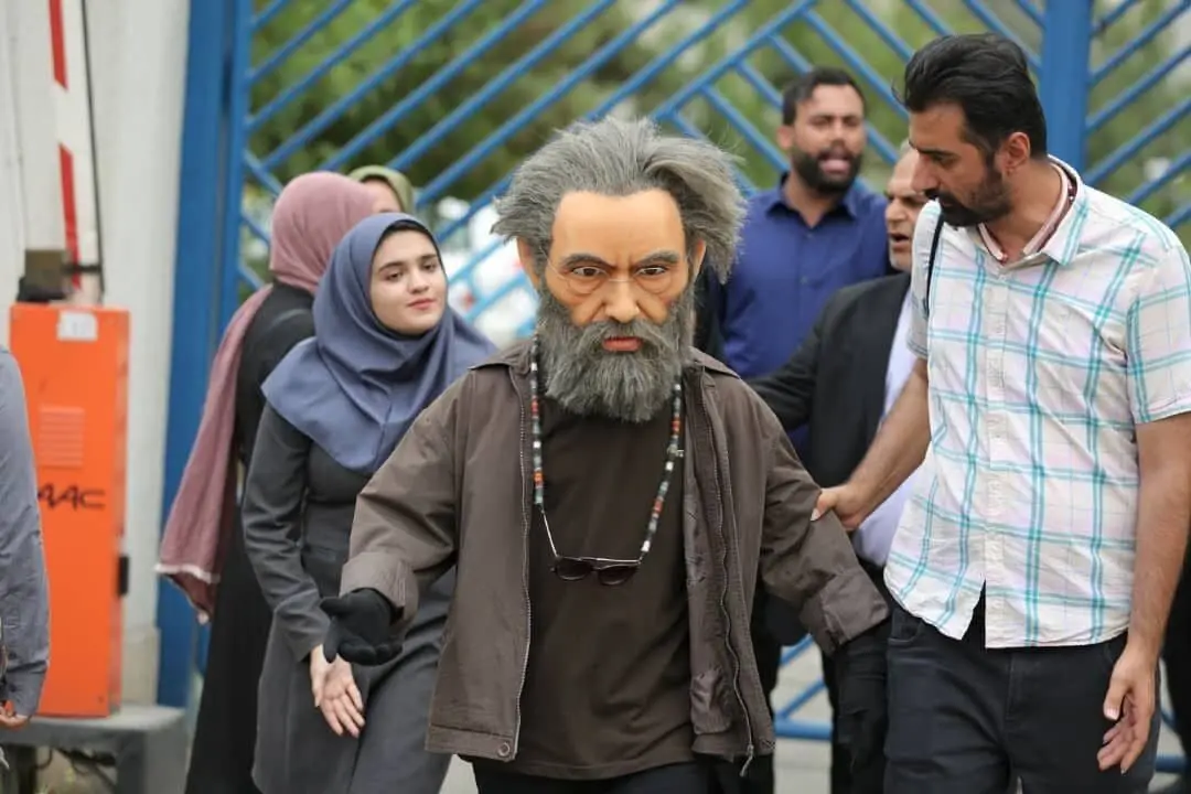عروسکی در یک فیلم که شبیه مسعود فراستی است!