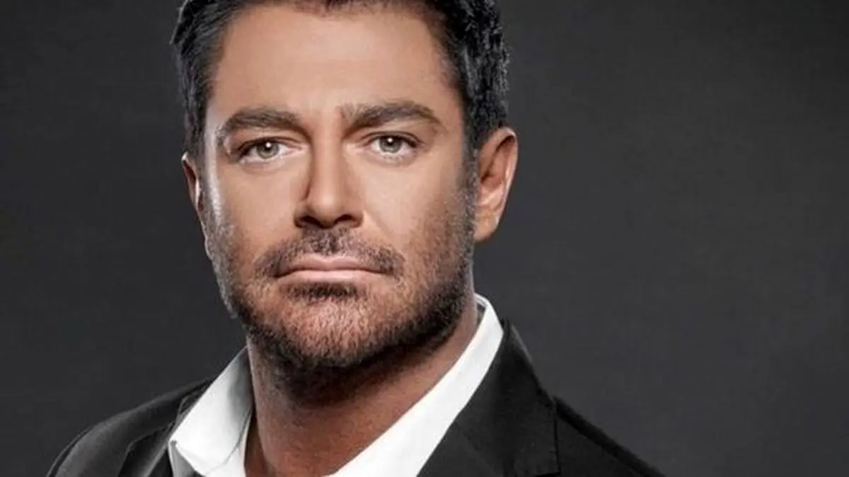 ژست جالب محمدرضا گلزار با پوست برنزه کنار زمین تنیس
