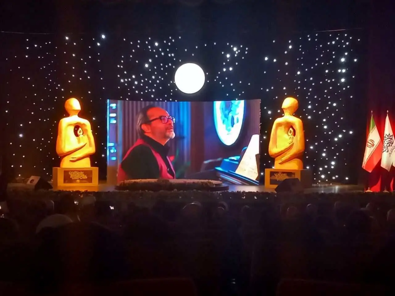 کارن همایونفر چهره سال هنر انقلاب شد