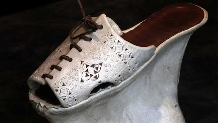 شوپین ؛ کفش عجیب زنانه که نشان طبقه مرفه بود! / عکس
