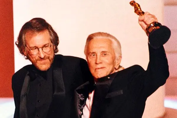 زندگی کرک داگلاس دیجیتالی ‌شد/ بیش از ۱۰ هزار سند آنلاین
