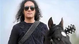 سلفی رضا یزدانی با عادل فردوسی‌پور و چند بازیگر در یک هتل لوکس
