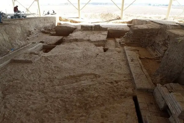 کشف کتیبه‌های میخی و آجرهای لعاب‌دار برجسته با نقوش گاو نر و ماراژدهای موشخوشو در دروازه پارسه