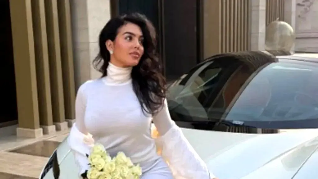 ژست جورجینا رودریگز با فراری لاکچری ۶۰۰ هزار دلاری همزمان با حواشی رونالدو در النصر