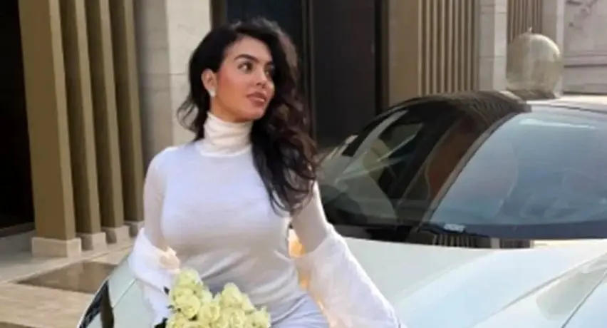 ژست جورجینا رودریگز با فراری لاکچری ۶۰۰ هزار دلاری همزمان با حواشی رونالدو در النصر