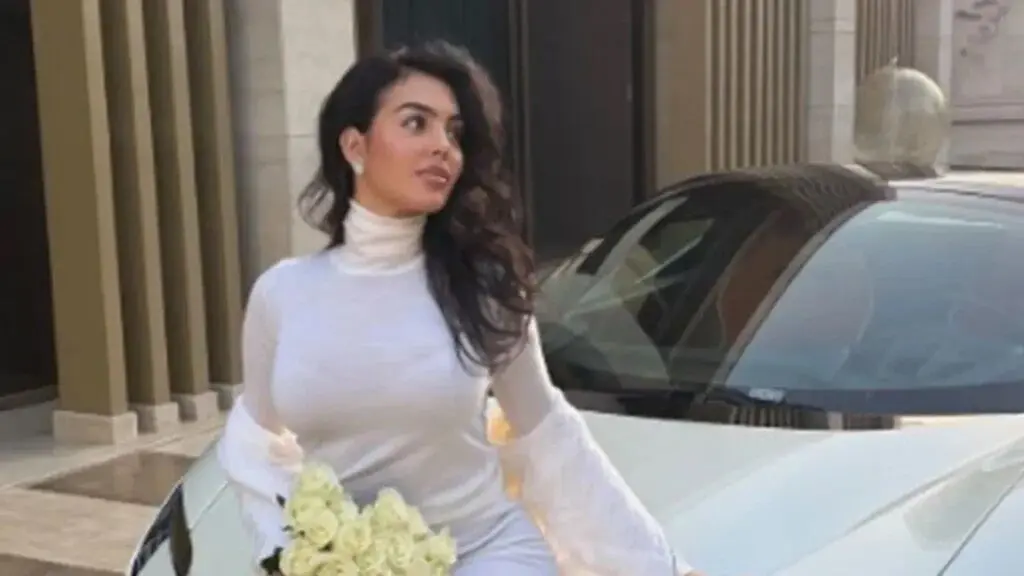 ژست جورجینا رودریگز با فراری لاکچری ۶۰۰ هزار دلاری همزمان با حواشی رونالدو در النصر