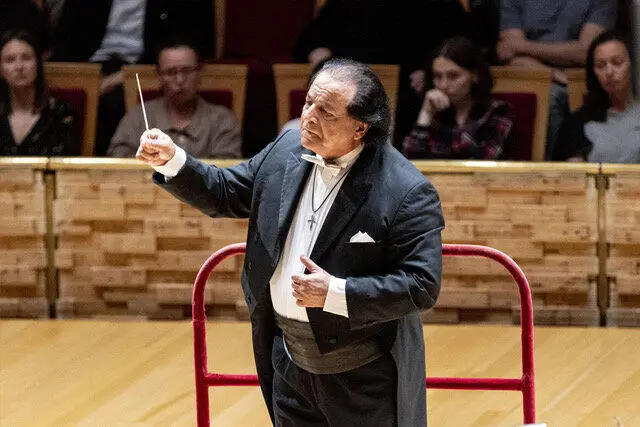 علی رهبری با آثار بتهوون در هانچو اجرا می‌کند
