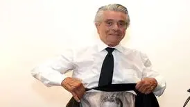 «بهروز وثوقی» با عبا و عرقچین در تئاتر مدرسه؛ دهه ۳۰
